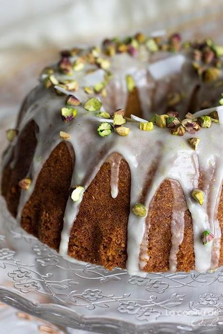 Bundt cake de pistacho, coco y lima {Concinando con: A kingdom for a cake}