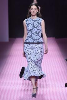 Mary Katrantzou se opone al minimal clásico para su próxima colección. Mary Katrantzou se opone al minimal clásico para su próxima colección.