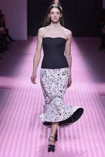 Mary Katrantzou se opone al minimal clásico para su próxima colección. Mary Katrantzou se opone al minimal clásico para su próxima colección.