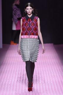 Mary Katrantzou se opone al minimal clásico para su próxima colección. Mary Katrantzou se opone al minimal clásico para su próxima colección.