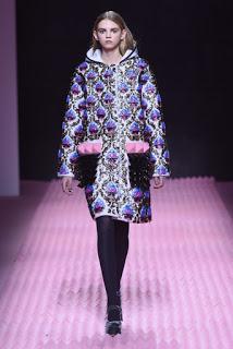 Mary Katrantzou se opone al minimal clásico para su próxima colección. Mary Katrantzou se opone al minimal clásico para su próxima colección.