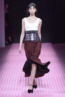 Mary Katrantzou se opone al minimal clásico para su próxima colección. Mary Katrantzou se opone al minimal clásico para su próxima colección.