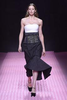 Mary Katrantzou se opone al minimal clásico para su próxima colección. Mary Katrantzou se opone al minimal clásico para su próxima colección.