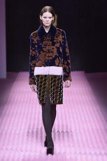 Mary Katrantzou se opone al minimal clásico para su próxima colección. Mary Katrantzou se opone al minimal clásico para su próxima colección.