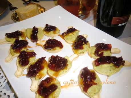 Cucharitas de humus de aguacate y pimientos caramelizados