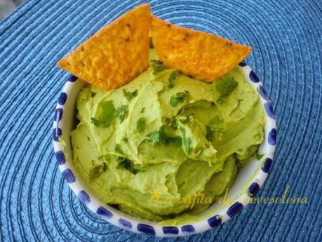 Cucharitas de humus de aguacate y pimientos caramelizados