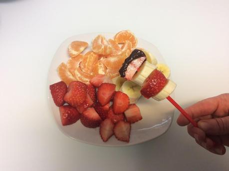 Brochetas de frutas frescas con chocolate Una merienda sana: brochetas de frutas frescas con chocolate