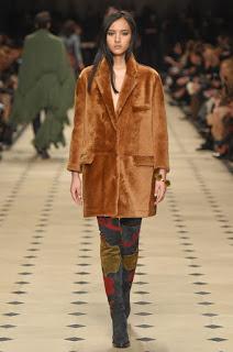 Burberry apuesta por los setenta y los flecos para el próximo otoño.