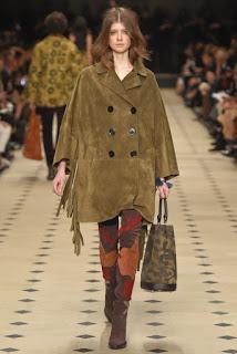 Burberry apuesta por los setenta y los flecos para el próximo otoño.