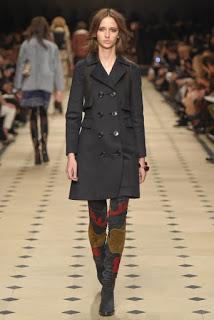 Burberry apuesta por los setenta y los flecos para el próximo otoño.