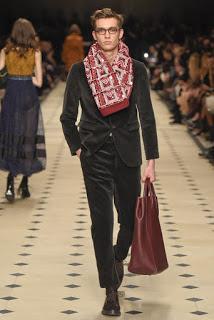 Burberry apuesta por los setenta y los flecos para el próximo otoño.