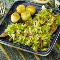 guiso de repollo (col) con carne guiso de repollo con carne