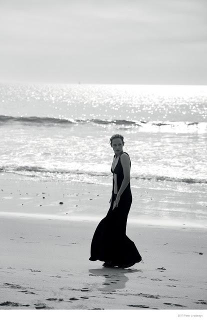 Amber Valleta posa en blanco y negro para Peter Lindbergh Amber Valleta posa en blanco y negro para Peter Lindbergh