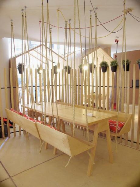 Un divertido espacio y diseño de restaurante con casetas para niños y adultos