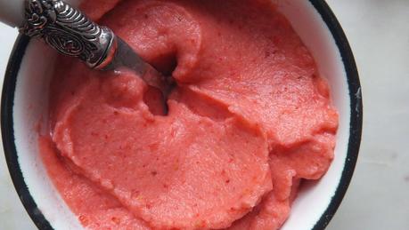 Yogur helado de fresa instantáneo sanisisísimo Yogur helado de fresa instantáneo sanisisísimo