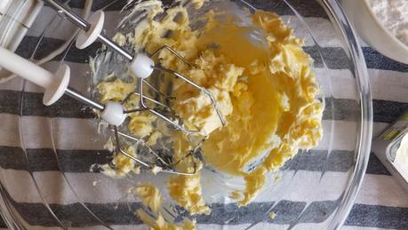 Cupcakes de terciopelo rojo con frosting de queso crema y feliz año nuevo Cupcakes de terciopelo rojo con frosting de queso crema y feliz año nuevo