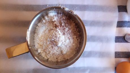 Cupcakes de terciopelo rojo con frosting de queso crema y feliz año nuevo Cupcakes de terciopelo rojo con frosting de queso crema y feliz año nuevo