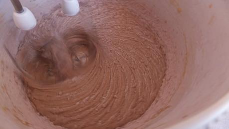 Cupcakes de terciopelo rojo con frosting de queso crema y feliz año nuevo Cupcakes de terciopelo rojo con frosting de queso crema y feliz año nuevo