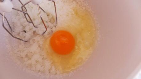 Cupcakes de terciopelo rojo con frosting de queso crema y feliz año nuevo Cupcakes de terciopelo rojo con frosting de queso crema y feliz año nuevo