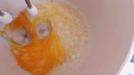 Cupcakes de terciopelo rojo con frosting de queso crema y feliz año nuevo Cupcakes de terciopelo rojo con frosting de queso crema y feliz año nuevo