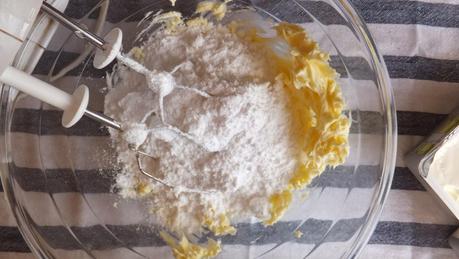 Cupcakes de terciopelo rojo con frosting de queso crema y feliz año nuevo Cupcakes de terciopelo rojo con frosting de queso crema y feliz año nuevo