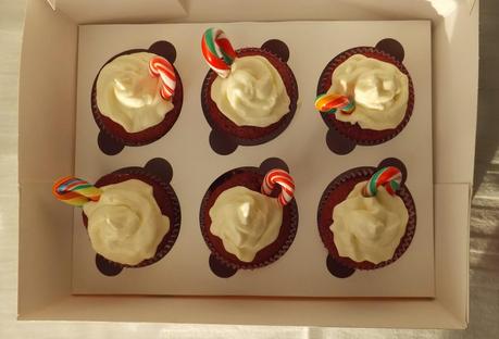 Cupcakes de terciopelo rojo con frosting de queso crema y feliz año nuevo Cupcakes de terciopelo rojo con frosting de queso crema y feliz año nuevo