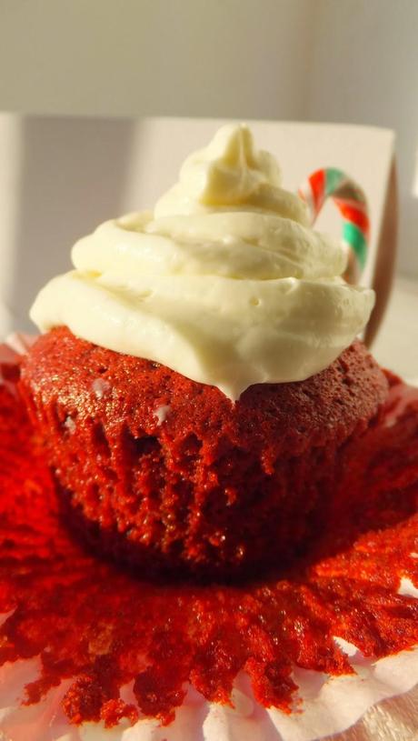 Cupcakes de terciopelo rojo con frosting de queso crema y feliz año nuevo Cupcakes de terciopelo rojo con frosting de queso crema y feliz año nuevo