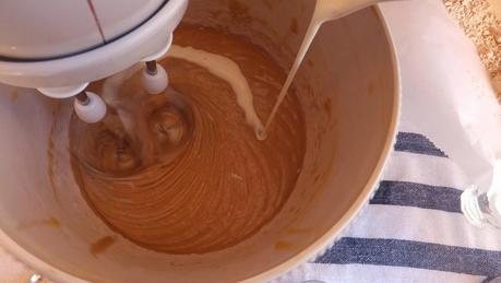 Cupcakes de terciopelo rojo con frosting de queso crema y feliz año nuevo Cupcakes de terciopelo rojo con frosting de queso crema y feliz año nuevo