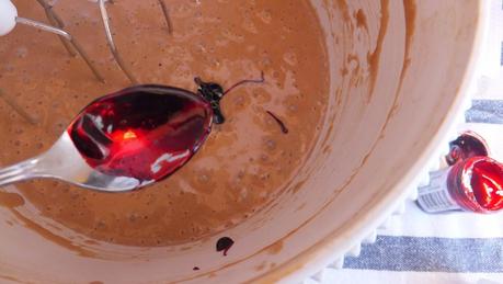 Cupcakes de terciopelo rojo con frosting de queso crema y feliz año nuevo Cupcakes de terciopelo rojo con frosting de queso crema y feliz año nuevo