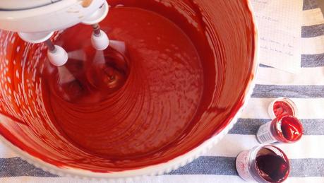 Cupcakes de terciopelo rojo con frosting de queso crema y feliz año nuevo Cupcakes de terciopelo rojo con frosting de queso crema y feliz año nuevo