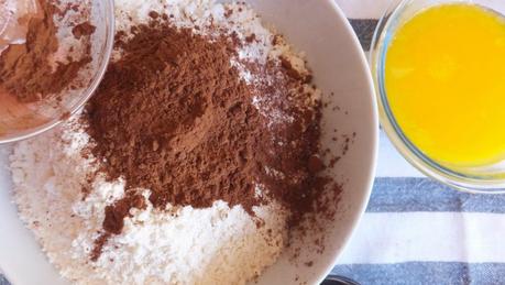 Cupcakes de terciopelo rojo con frosting de queso crema y feliz año nuevo Cupcakes de terciopelo rojo con frosting de queso crema y feliz año nuevo