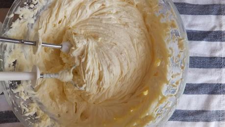 Cupcakes de terciopelo rojo con frosting de queso crema y feliz año nuevo Cupcakes de terciopelo rojo con frosting de queso crema y feliz año nuevo