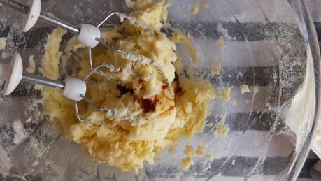 Cupcakes de terciopelo rojo con frosting de queso crema y feliz año nuevo Cupcakes de terciopelo rojo con frosting de queso crema y feliz año nuevo