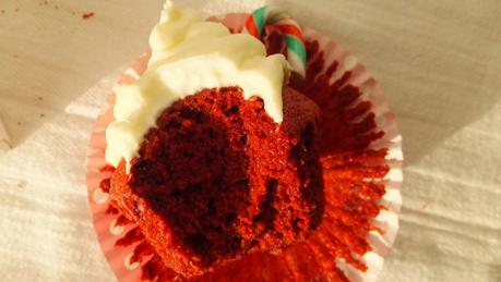 Cupcakes de terciopelo rojo con frosting de queso crema y feliz año nuevo Cupcakes de terciopelo rojo con frosting de queso crema y feliz año nuevo