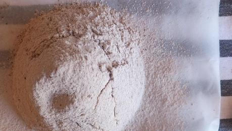 Cupcakes de terciopelo rojo con frosting de queso crema y feliz año nuevo Cupcakes de terciopelo rojo con frosting de queso crema y feliz año nuevo