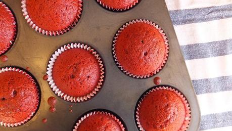 Cupcakes de terciopelo rojo con frosting de queso crema y feliz año nuevo Cupcakes de terciopelo rojo con frosting de queso crema y feliz año nuevo