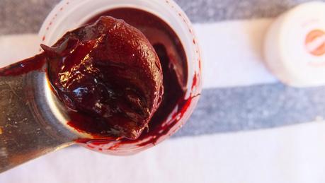 Cupcakes de terciopelo rojo con frosting de queso crema y feliz año nuevo Cupcakes de terciopelo rojo con frosting de queso crema y feliz año nuevo