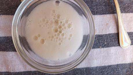 Cupcakes de terciopelo rojo con frosting de queso crema y feliz año nuevo Cupcakes de terciopelo rojo con frosting de queso crema y feliz año nuevo