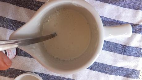 Cupcakes de terciopelo rojo con frosting de queso crema y feliz año nuevo Cupcakes de terciopelo rojo con frosting de queso crema y feliz año nuevo