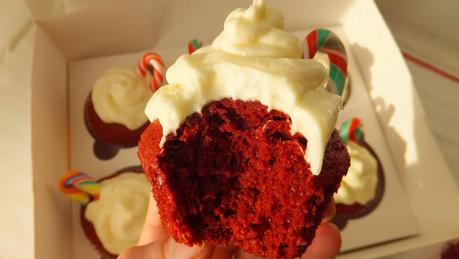 Cupcakes de terciopelo rojo con frosting de queso crema y feliz año nuevo Cupcakes de terciopelo rojo con frosting de queso crema y feliz año nuevo