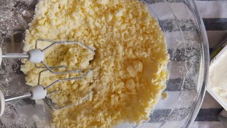 Cupcakes de terciopelo rojo con frosting de queso crema y feliz año nuevo Cupcakes de terciopelo rojo con frosting de queso crema y feliz año nuevo