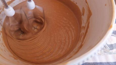 Cupcakes de terciopelo rojo con frosting de queso crema y feliz año nuevo Cupcakes de terciopelo rojo con frosting de queso crema y feliz año nuevo