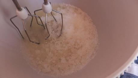 Cupcakes de terciopelo rojo con frosting de queso crema y feliz año nuevo Cupcakes de terciopelo rojo con frosting de queso crema y feliz año nuevo