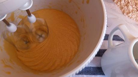 Cupcakes de terciopelo rojo con frosting de queso crema y feliz año nuevo Cupcakes de terciopelo rojo con frosting de queso crema y feliz año nuevo