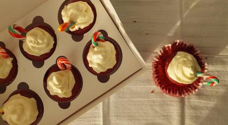 Cupcakes de terciopelo rojo con frosting de queso crema y feliz año nuevo Cupcakes de terciopelo rojo con frosting de queso crema y feliz año nuevo