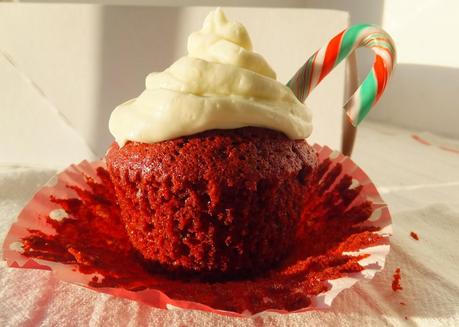 Cupcakes de terciopelo rojo con frosting de queso crema y feliz año nuevo Cupcakes de terciopelo rojo con frosting de queso crema y feliz año nuevo