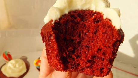 Cupcakes de terciopelo rojo con frosting de queso crema y feliz año nuevo Cupcakes de terciopelo rojo con frosting de queso crema y feliz año nuevo