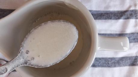 Cupcakes de terciopelo rojo con frosting de queso crema y feliz año nuevo Cupcakes de terciopelo rojo con frosting de queso crema y feliz año nuevo