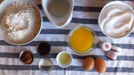 Cupcakes de terciopelo rojo con frosting de queso crema y feliz año nuevo Cupcakes de terciopelo rojo con frosting de queso crema y feliz año nuevo