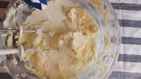 Cupcakes de terciopelo rojo con frosting de queso crema y feliz año nuevo Cupcakes de terciopelo rojo con frosting de queso crema y feliz año nuevo